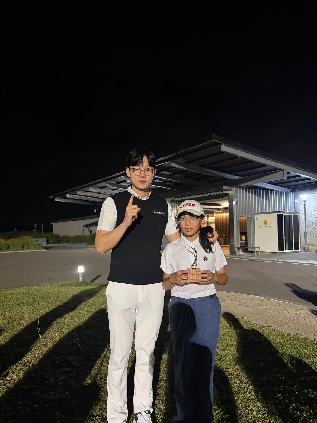 강화교육장배 우승 트로피를 든 강지율 선수와 신재원 프로